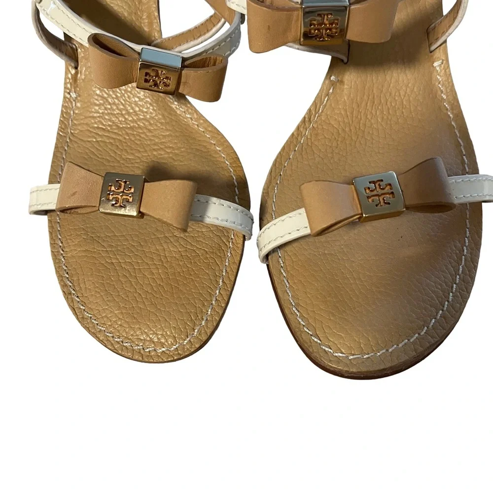 Tory Burch Kailey Cream / Tan Bow Sz 10 Patent Leather Kitten Heel Sandal EUC